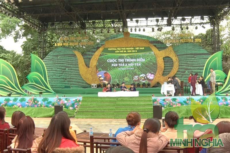 Màn trình diễn mời trà đặc sắc tại Festival trà Thái Nguyên