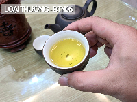 Trà Tân Cương loại thường khi pha có màu nước óng ánh như mật