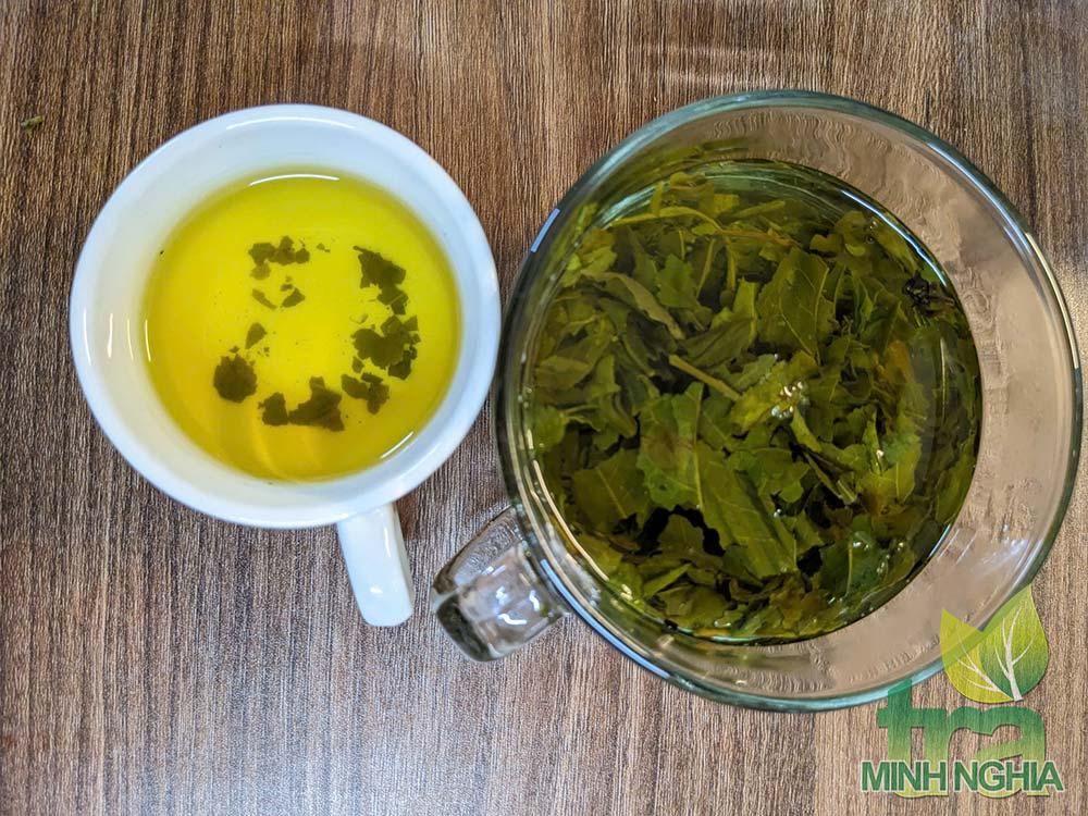 Nước pha chè bồm có màu xanh cốm