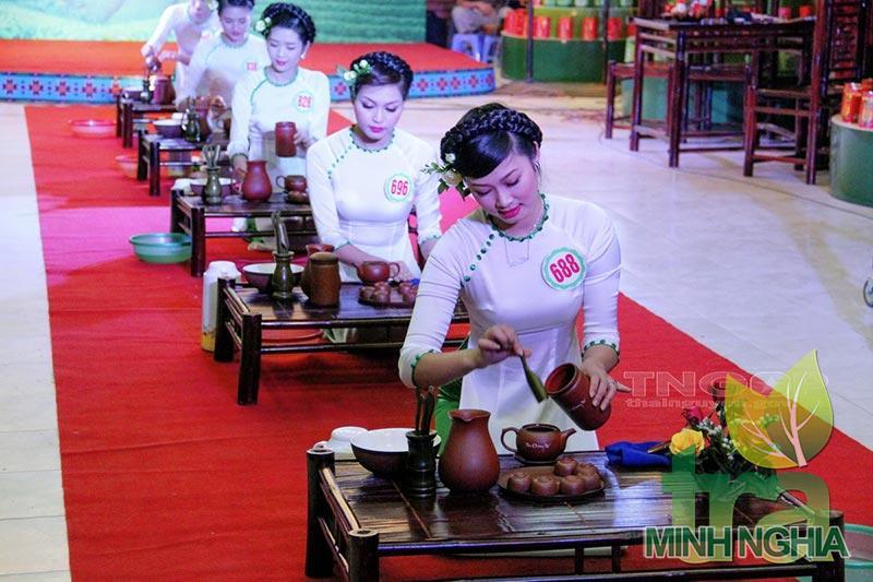 Các thí sinh tham dự cuộc thi Người đẹp Xứ Trà lần thứ 2 năm 2013