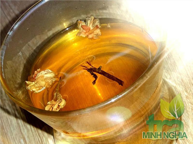 Nước trà sơn mật hồng sâm pha có màu vàng óng